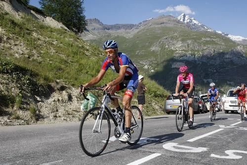George Hincapie (Discovery) followed by Axel Merckx (T-Mobile) on the climb to Tignes.