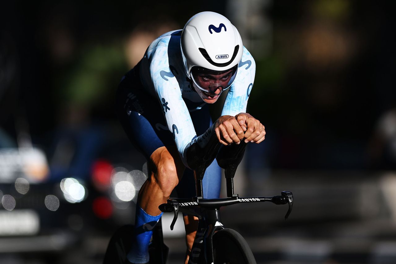 Enric Mas rides a strong time trial to protect his podium place at the Vuelta ahead of Carapaz