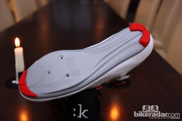 Cost saving measures on the fi'zi:k R5 shoes include carbon-reinforced nylon soles instead of true carbon fiber plates.