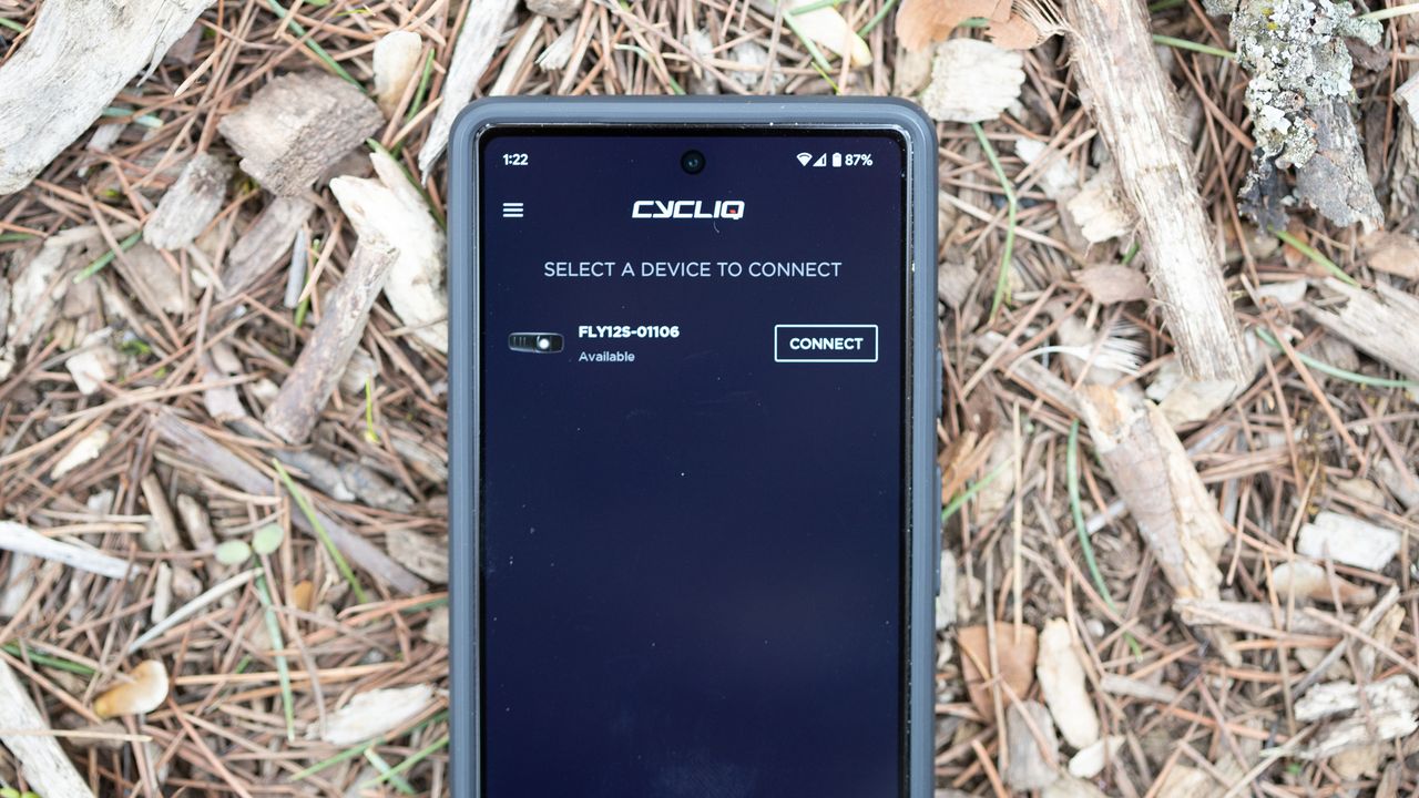 Cycliq Fly12 Sport connecting via Bluetooth