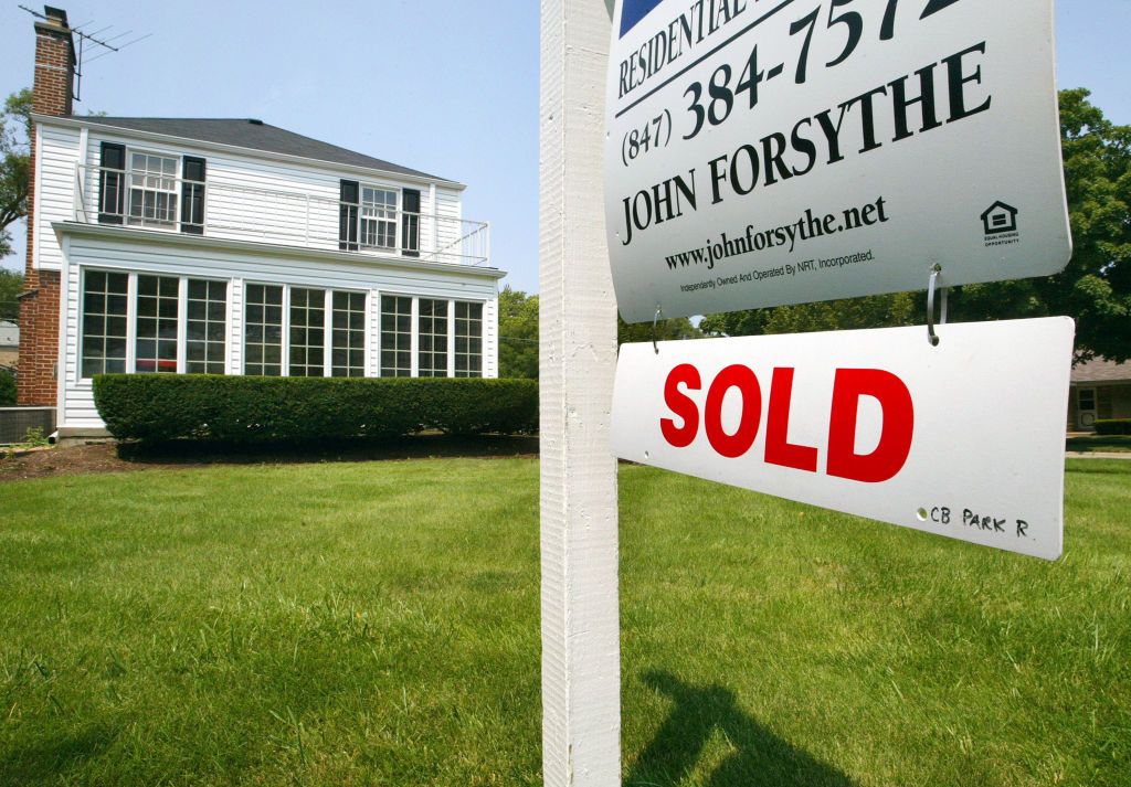  &amp;quot;SOLD&amp;quot; sign is visible below a realtor&amp;#039;s &amp;quot;FOR SALE&amp;quot; sign in front of a single-family home July 27, 2004 in Park Ridge, Illinois.