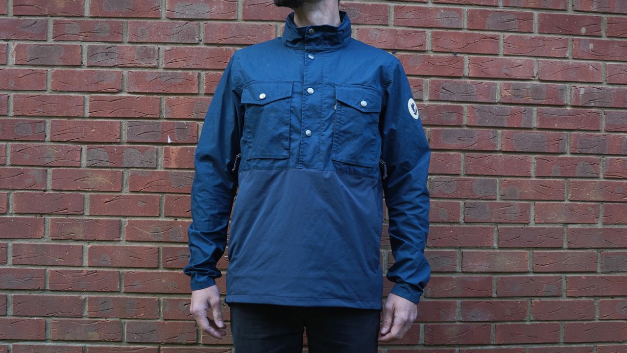 Male cyclist wearing Specialized/Fjällräven Räven Anorak 