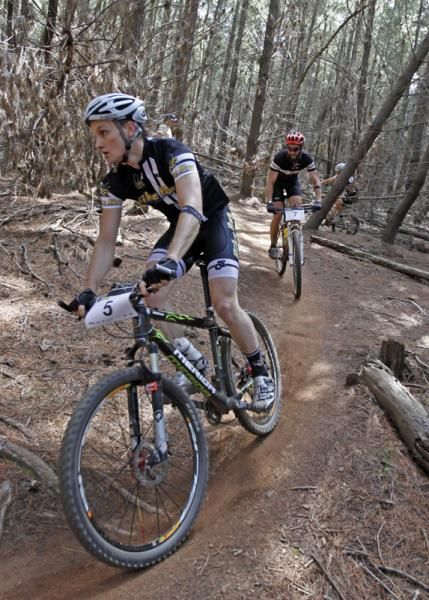 True Swain leading Brett Bellchambers (4th overall and 1st Single Speed)