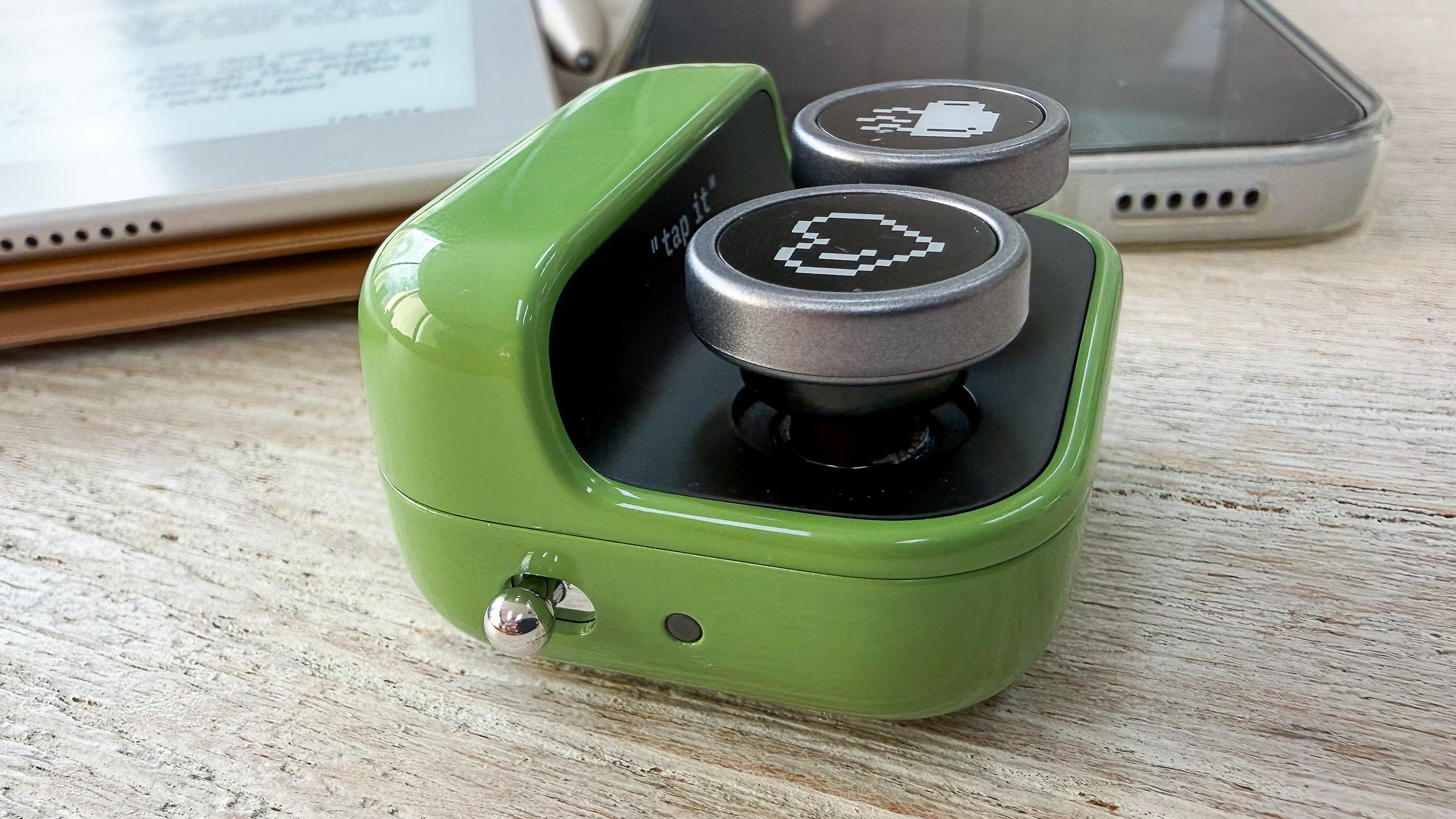 A toggle switch and indicator light on the Boox Tappy ereader page turner