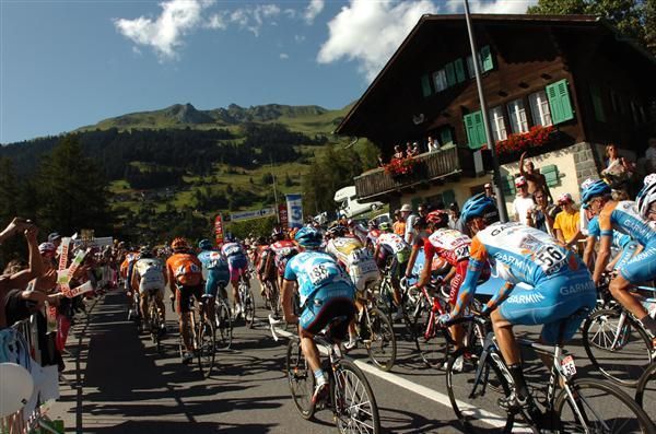 The peloton make their way up the Verbier