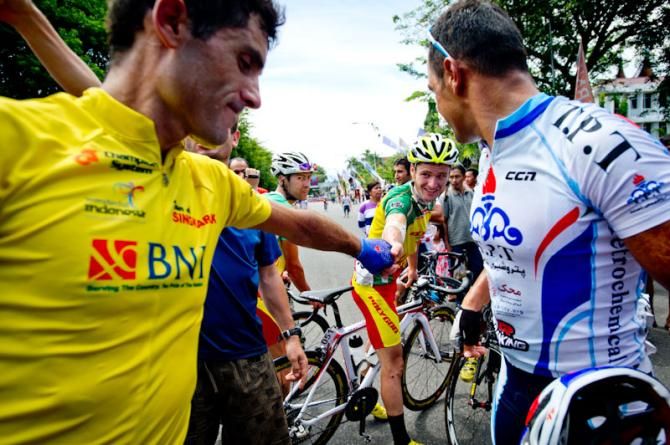 The last year's winner, Oscar Pujol Munoz (Polygon Sweet Nice) congratulates the GC winner Ghader Mizbani (Tabriz Petrochemical Cycling Team) after stage7