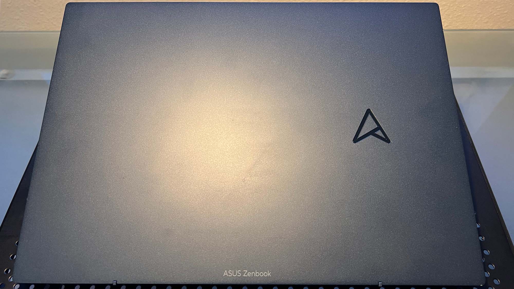 Eine Draufsicht auf das Asus Zenbook S 13 OLED auf einem Laptopständer