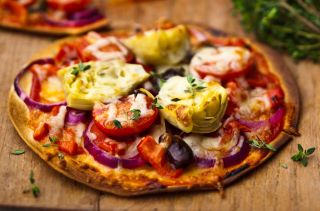 Red onion, artichoke and tomato pizza