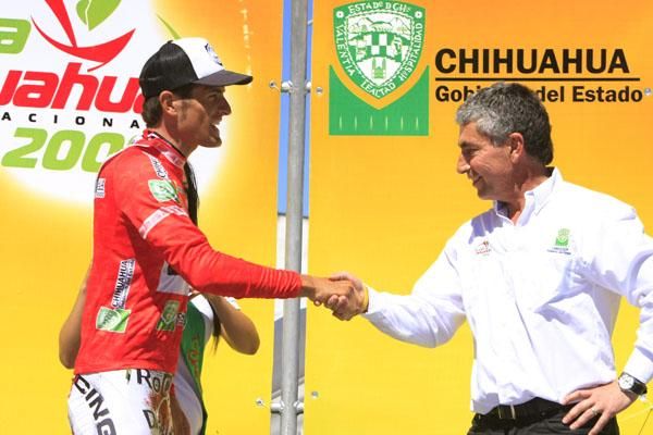 David Vitoria (Rock Racing) with race director Ricardo Creel.