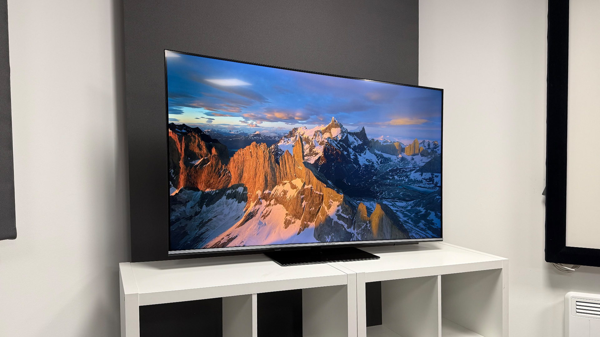 Mitchell &amp;amp; Brown QLED1811 QLED TV