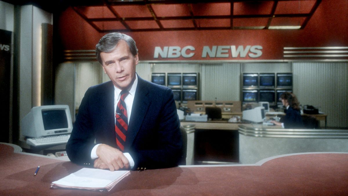 Tom Brokaw broadcasts the news November 4, 1987 from the set of NBC&#039;s Nightly News in New York City.