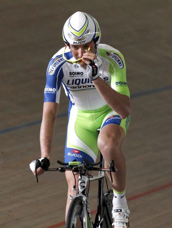 Basso gets ready to get in o his tuck
