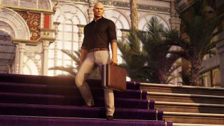 Hitman 2 screenshot: Agent 47 with a briefcase.