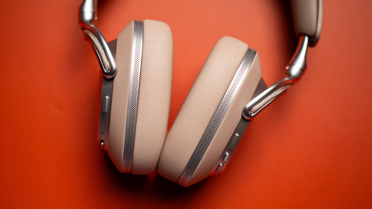 Bowers &amp; Wilkins Px8 S2 leather cushions highlighted