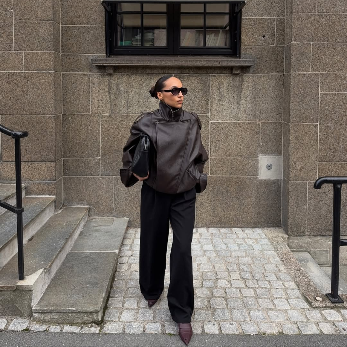 Influencer Ingrid Edvinsen wearing black trousers and brown shoes. 