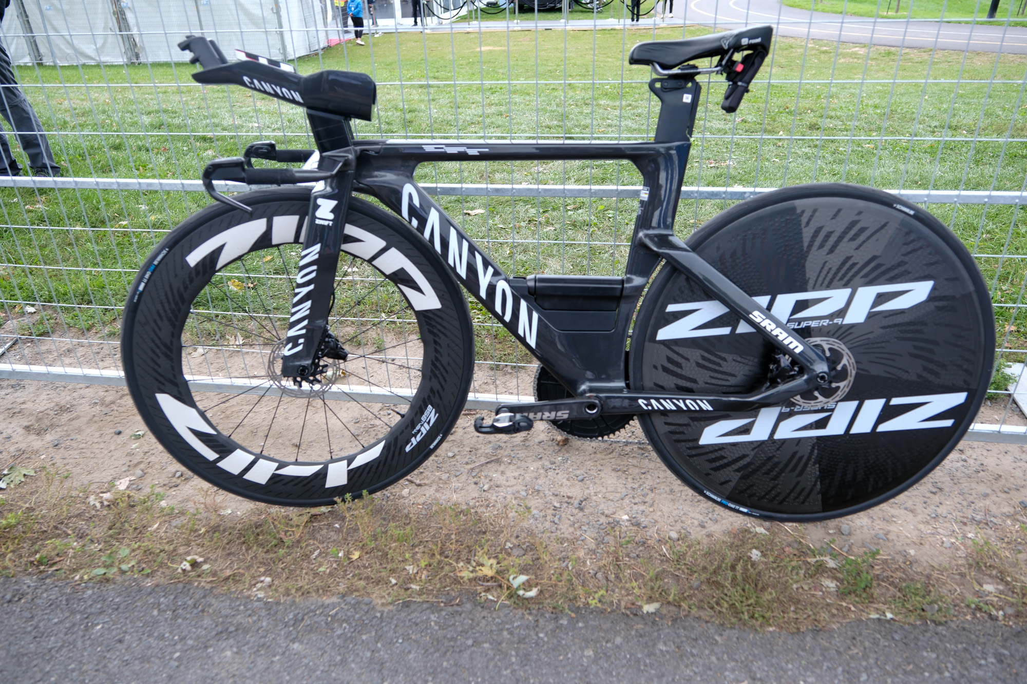 Antonia Niedermaier's new Canyon Speedmax CFR TT at the Montreal Worlds, non driveside view