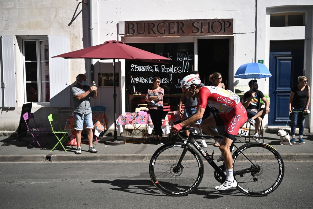 Guillaume Martin (Cofidis) fights back after crashing