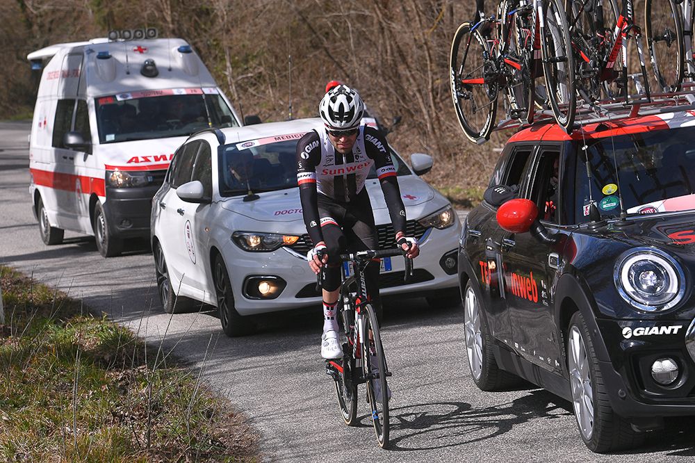 Tom Dumoulin tries to carry on after crashing during stage 7 at Paris-Nice
