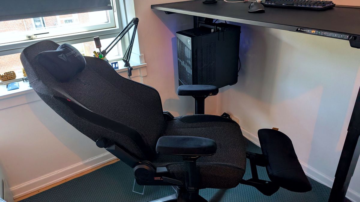 Secretlab Titan Evo XL med fodst&oslash;tten tilf&oslash;jet p&aring; hjemmekontoret.