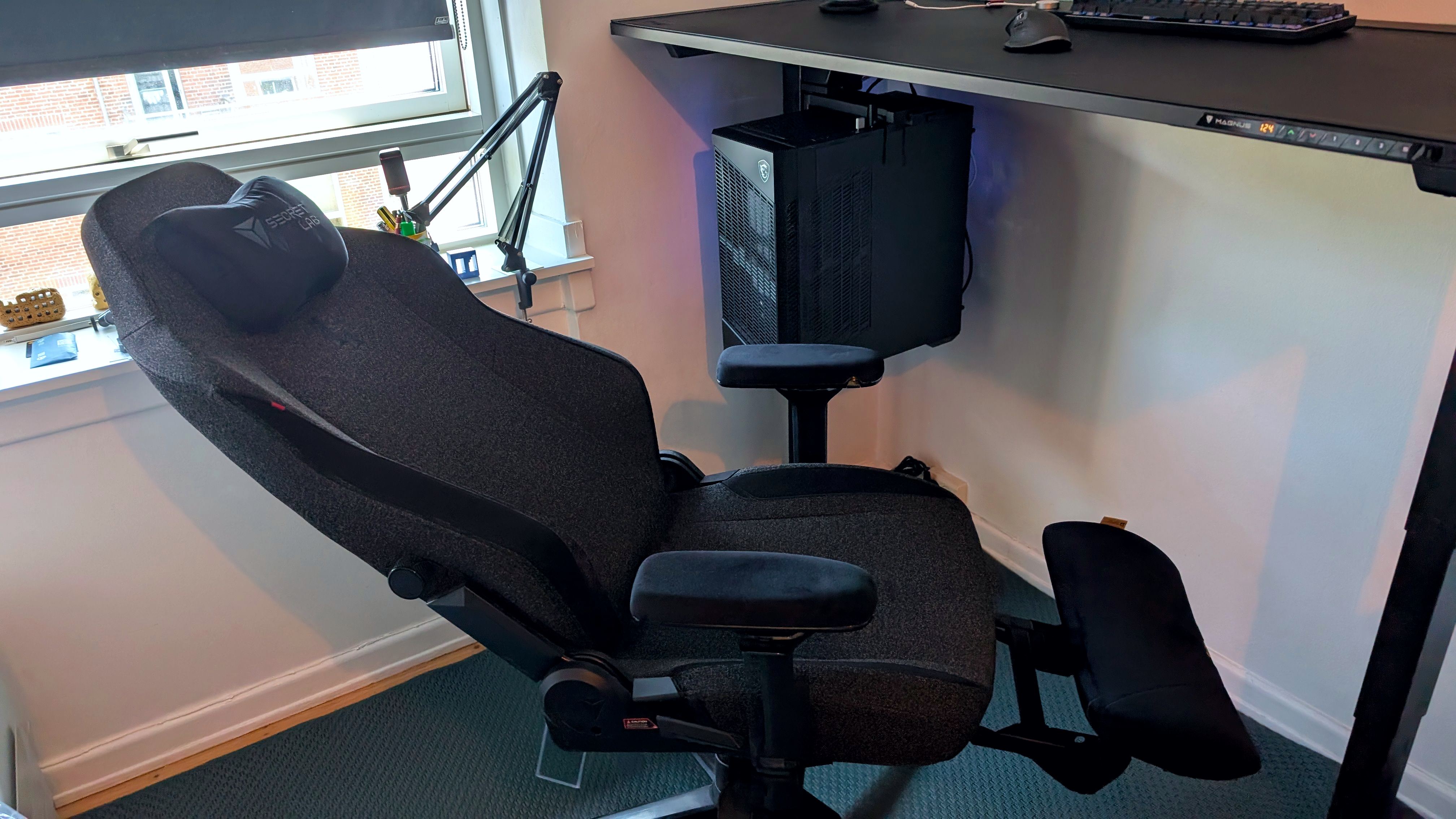 Secretlab Titan Evo XL med fodstøtten tilføjet på hjemmekontoret.