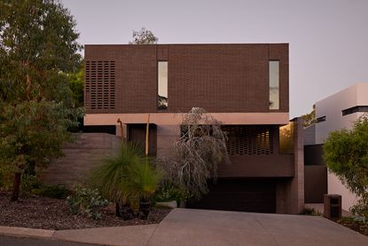 Karijini House, miinimalist moody house design inspired by Karijini National Park