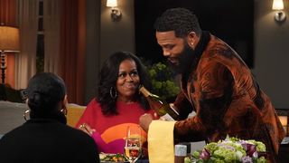Michelle Obama istuu pöydässä Black-ish-sarjan kahdeksannella tuotantokaudella