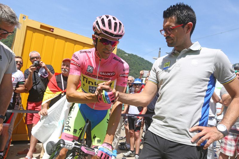 Alberto Contador with his brother Fran before the stage start