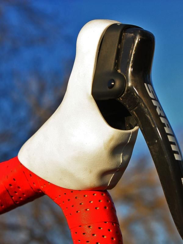 Nothing to see in here: the left-hand lever is devoid of internals as Dombroski prefers to run a single chainring.