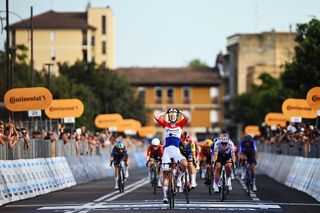 Giro d'Italia Women: Lorena Wiebes lives up to favourite status with stage 1 sprint victory