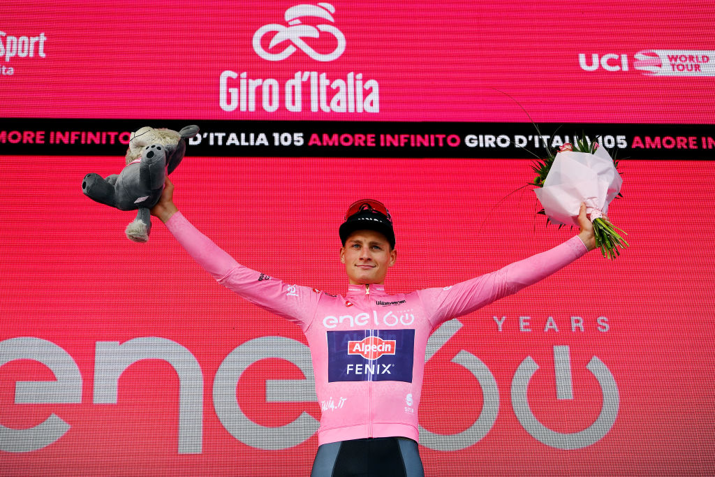 Mathieu van der Poel takes the first leader's jersey at the Giro d'Italia