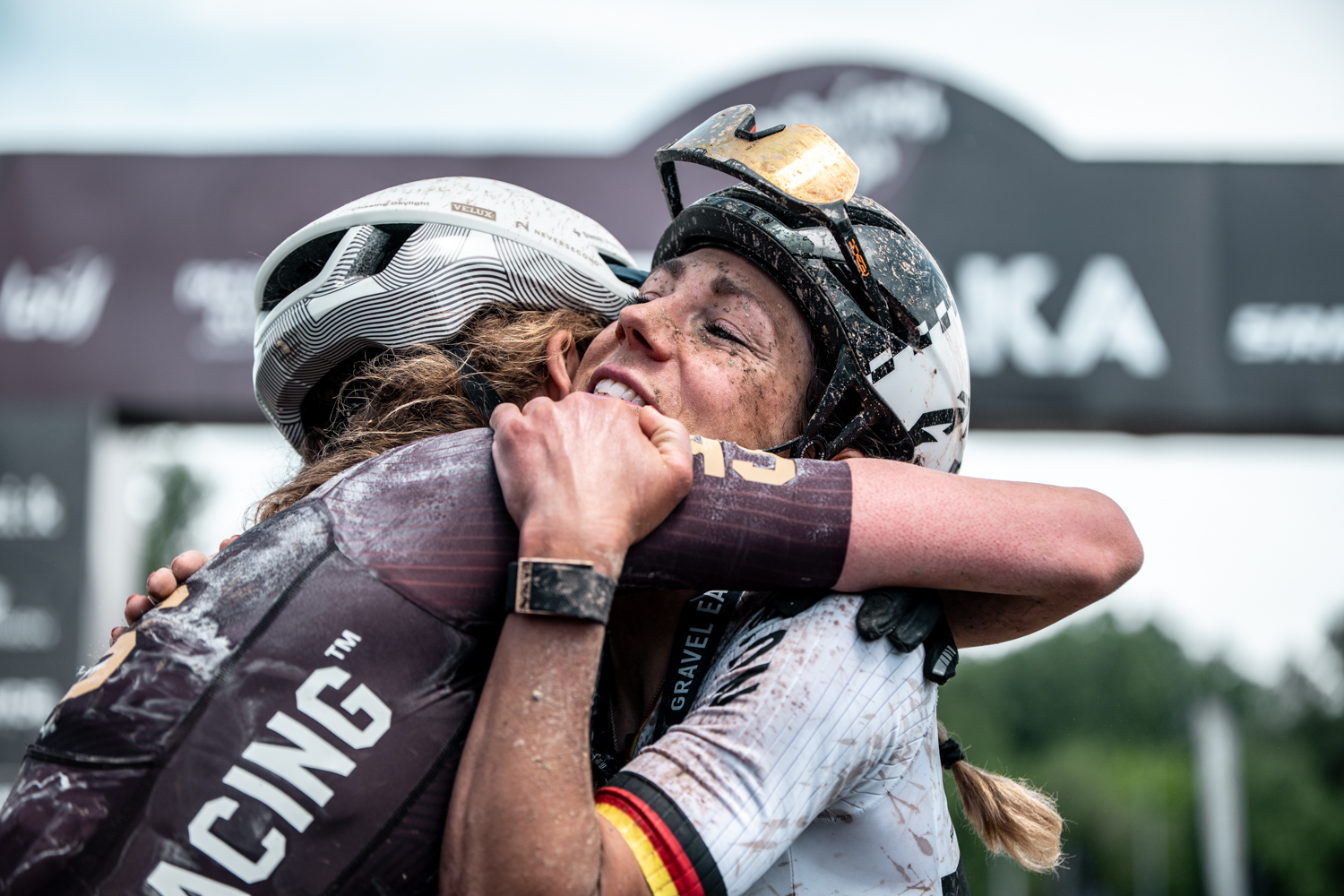 Winner Carolin Schiff and runner-up Klara Sofie Skovgard at the 2024 The Traka 200