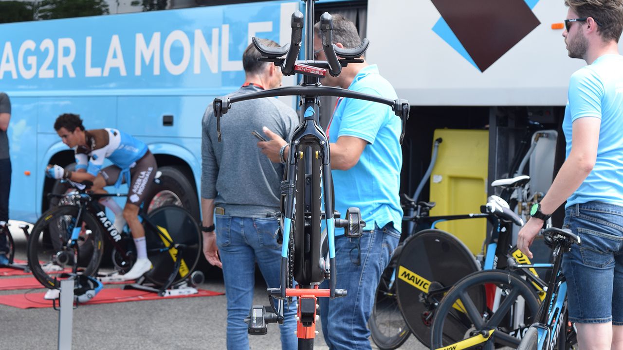 Here you can see the split down tube design of the Factor Slick