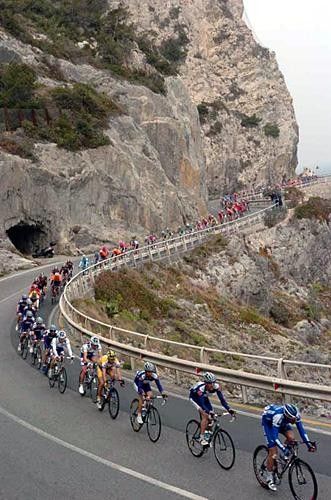 The peloton along the Via Aurelia