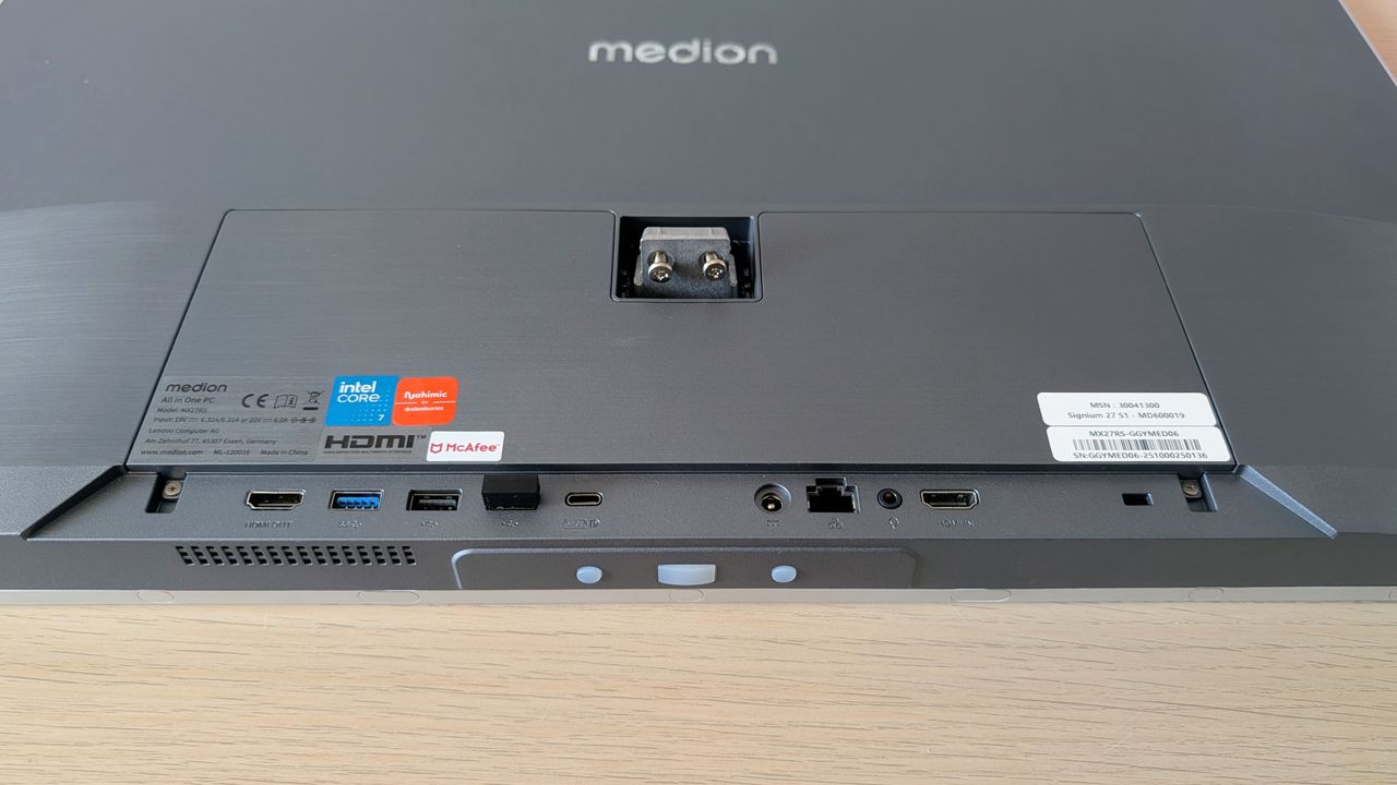 The Medion Signium 27 S1 all-in-one PC on a desk