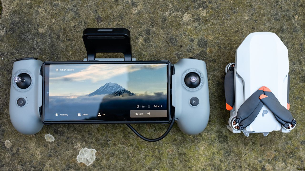 Potensic Atom 2 side by side with the controller