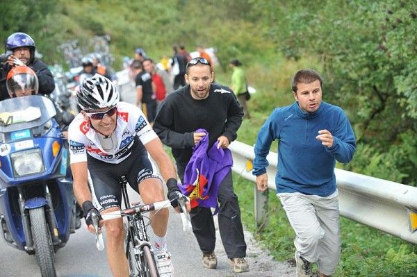 Carlos Sastre (CSC) gets support from Spanish fans
