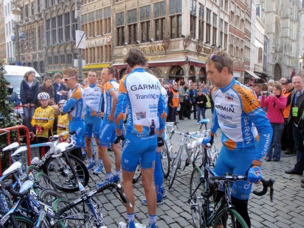 Martijn Maaskant (Garmin-Transitions) searches for a place to perch his bike