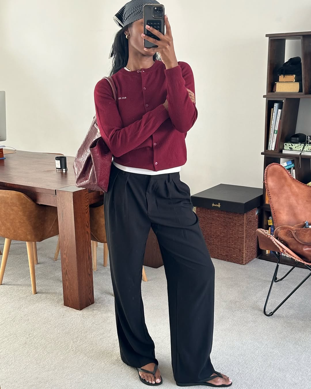 Elegant airplane outfits: wide-leg trousers and a cardigan