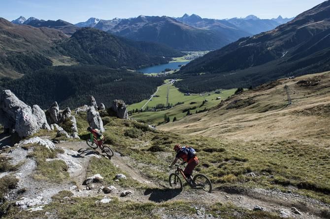 Thomas Frischknecht and Thomas Giger riding downhill