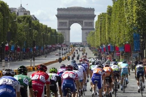 The peloton on the Champs-&Eacute;lys&eacute;es