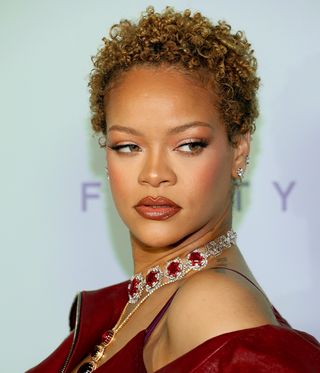 Rihanna com cabelo loiro curto.