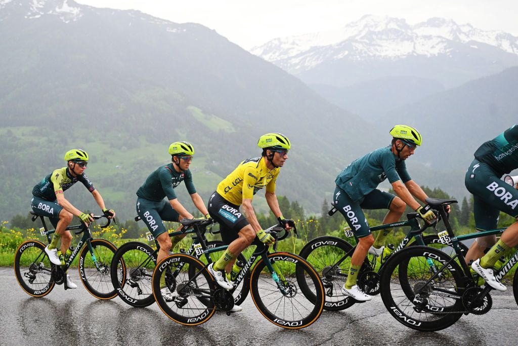 SAMOENS FRANCE Yellow jersey Primož Roglič is surrounded by his Bora-hansgrohe teammates
