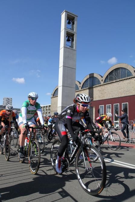 Specialized lululemon's Katie Colcough working at the front