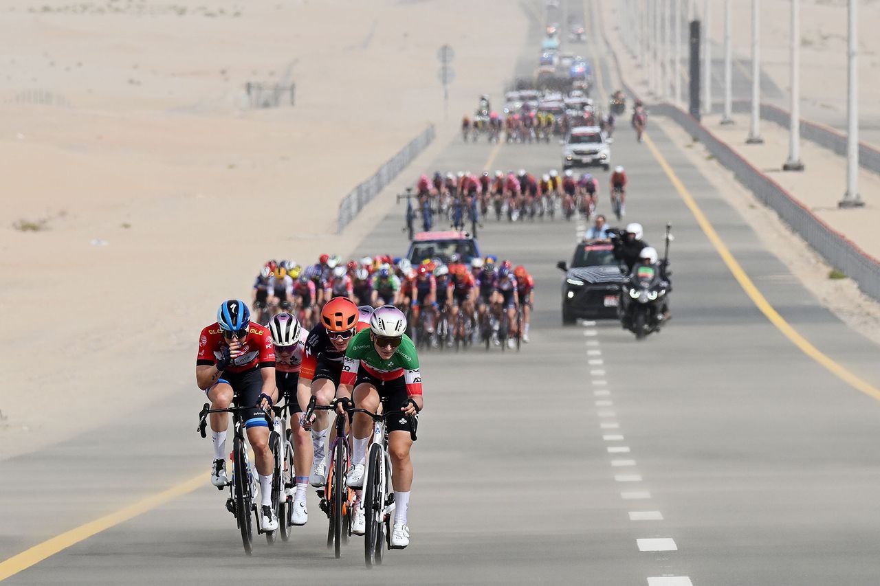 Wiebes and Longo Borghini in the front group as the echelons start to form
