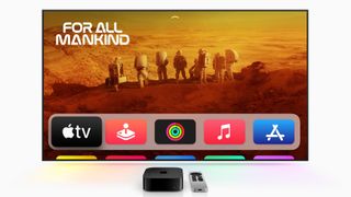 Apple TV 4K 2022 vor dem Fernseher mit Apple TV-Oberfläche