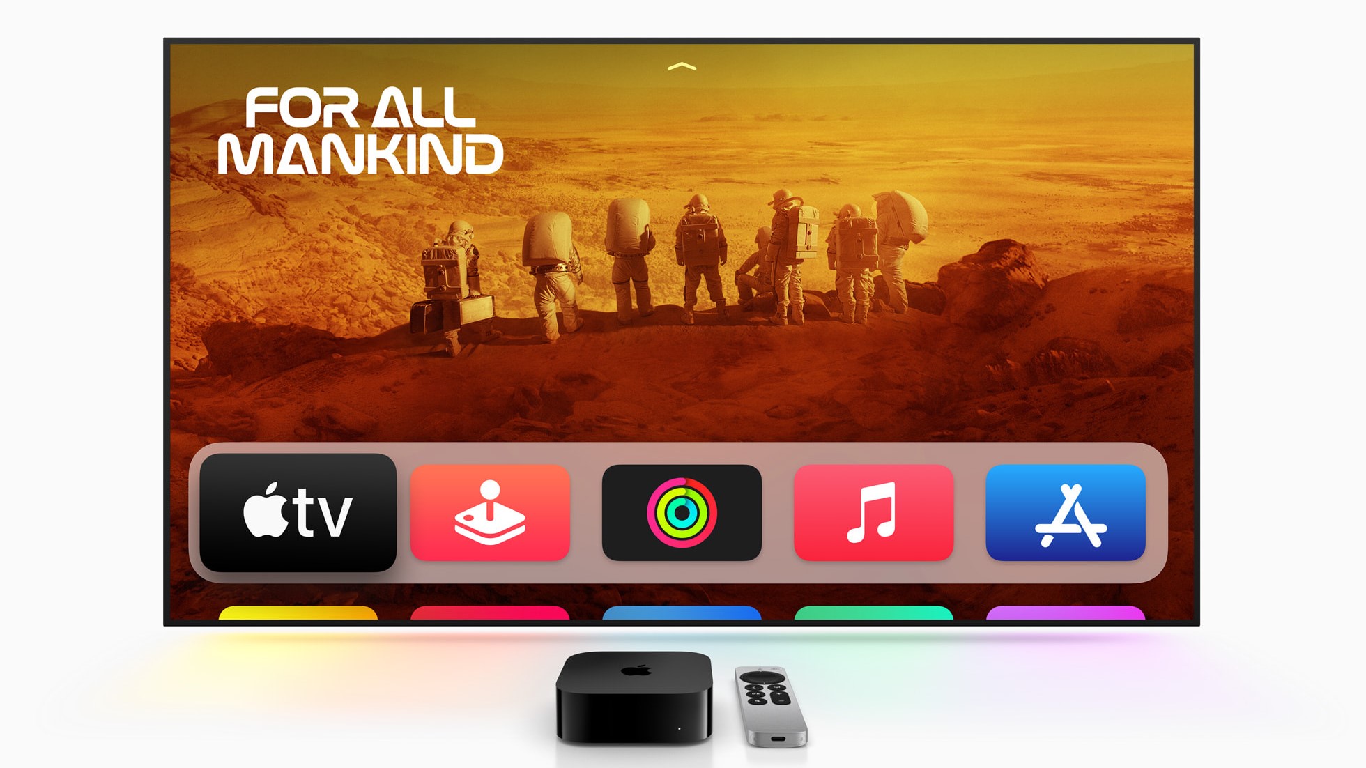 Apple TV 4K 2022 vor dem Fernseher mit Apple TV-Schnittstelle