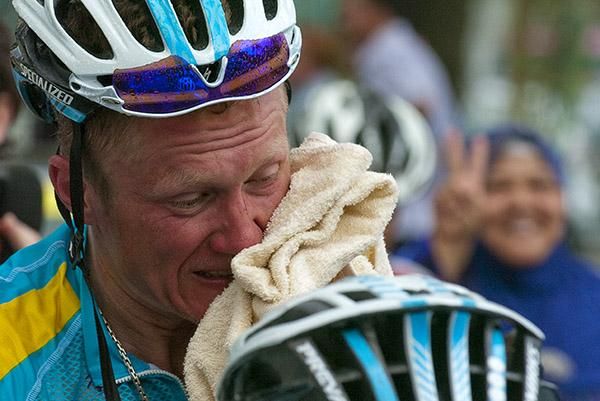 Alexandre Vinokurov (Astana) towels down after the end of the 190 kilometre fifth stage into Pandan Indah.