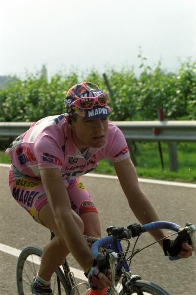 Evans suffers during his first day in the maglia rosa