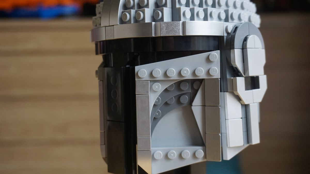 Lego Star Wars The Mandalorian Helmet 75328_Angled side view