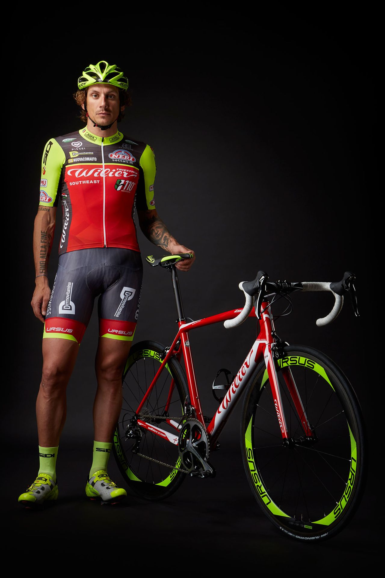 Filippo Pozzato shows the new team kit.